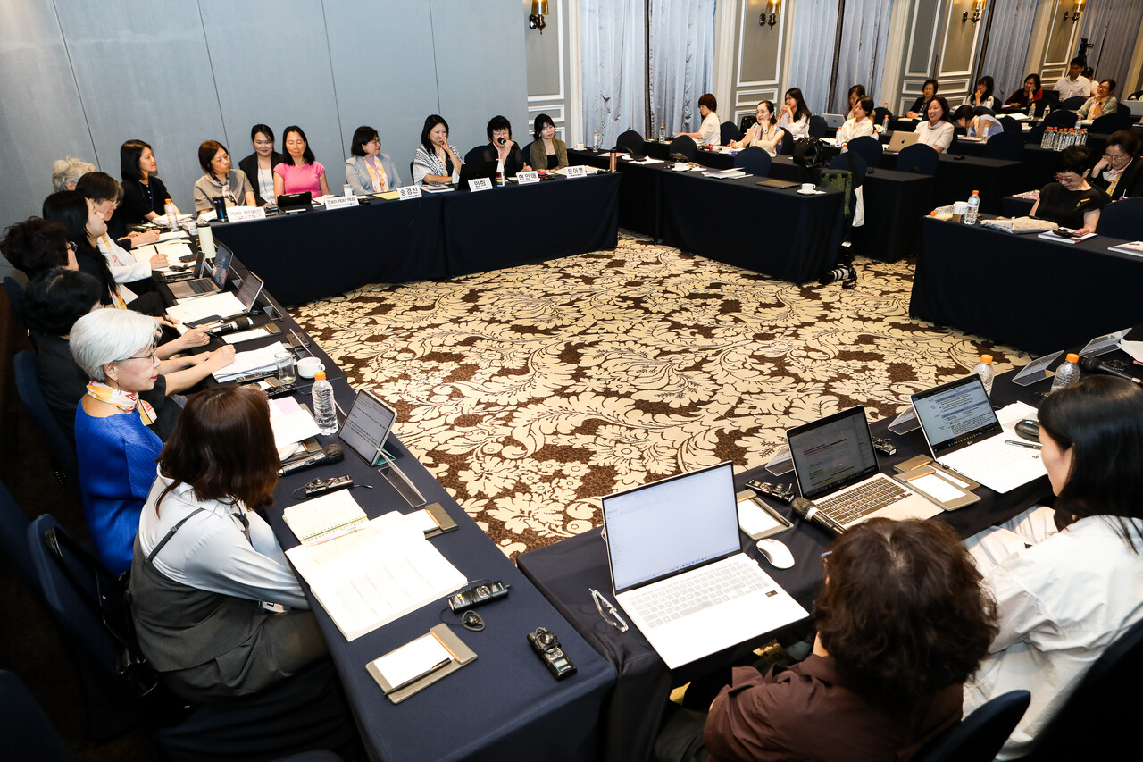 20일 서울 영등포구 켄싱턴호텔에서 열린 ‘2025 한국여성정치연구소 국제회의’ 아시아여성평화연대(AWIPP) 설립 라운드테이블 토론. ⓒ손상민 사진기자