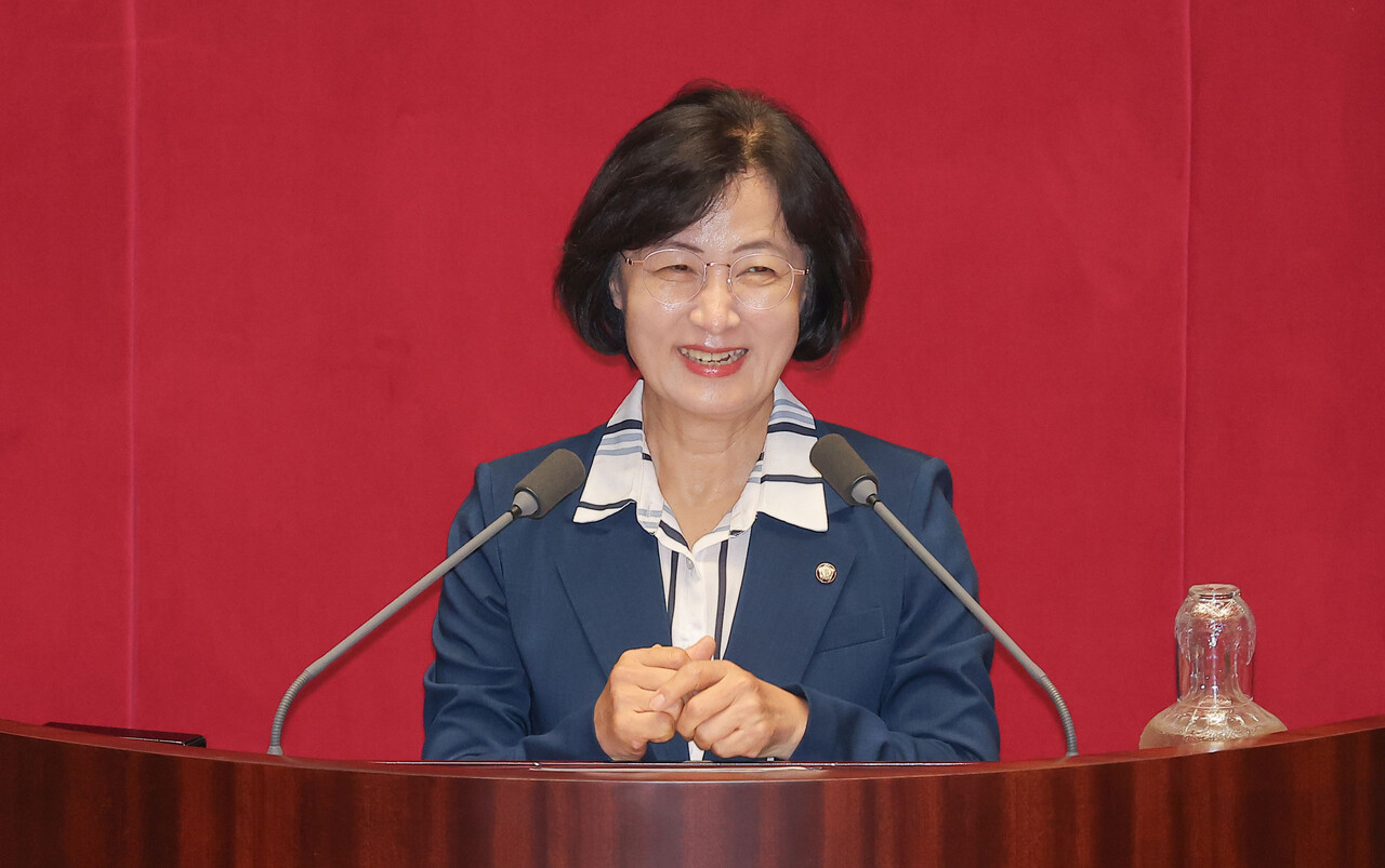 21일 서울 여의도 국회 본회의에서 법제사법위원회 위원장으로 선출된 더불어민주당 추미애 의원이 당선 인사를 하고 있다. ⓒ연합뉴스