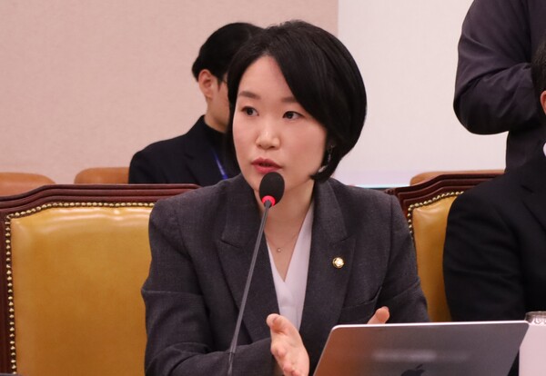 더불어민주당 이소영 의원(경기 의왕시·과천시, 국회 기후위기특별위원회)이 20일 「탄소중립기본법」 개정안을 대표발의하며, 기후위기 대응을 위한 입법적 책임을 강조했다. ⓒ이소영 의원실