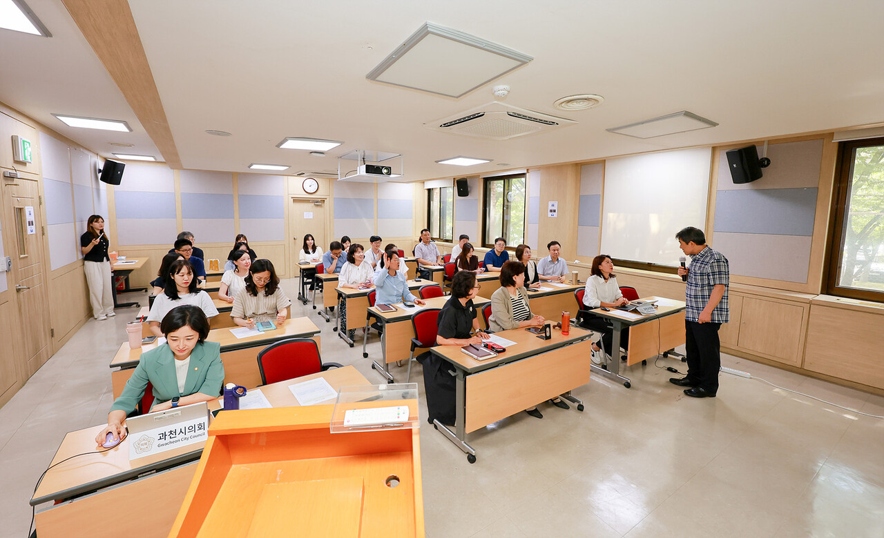 과천시의회(의장 하영주)는 지난 19일 시의회 열린강좌실에서 시의원 및 직원 30여명을 대상으로 반부패·청렴교육과 사회적 장애인식 개선 교육을 실시했다고 밝혔다. ⓒ과천시의회