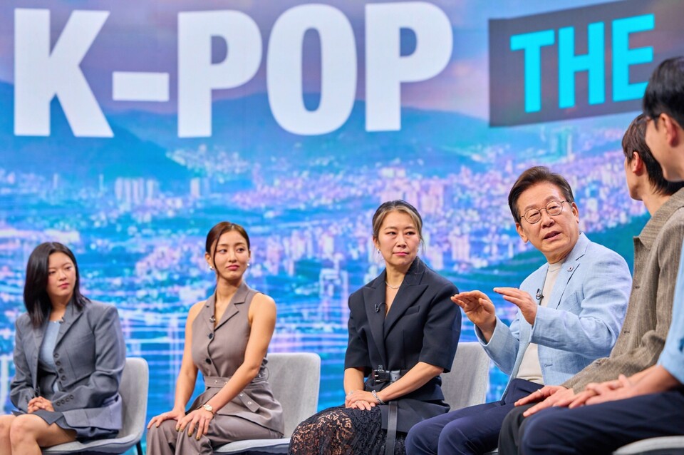 넷플릭스 애니메이션 ‘케이팝 데몬 헌터스’를 연출한 매기 강 감독이 지난 20일 이재명 대통령과 ‘케데헌’ 삽입곡 ‘Takedown(테이크 다운)’을 부른 트와이스 멤버 정연, 지효와 함께 아리랑 국제방송 ‘K-Pop: The Next Chapter’에 출연했다. ⓒ넷플릭스 제공