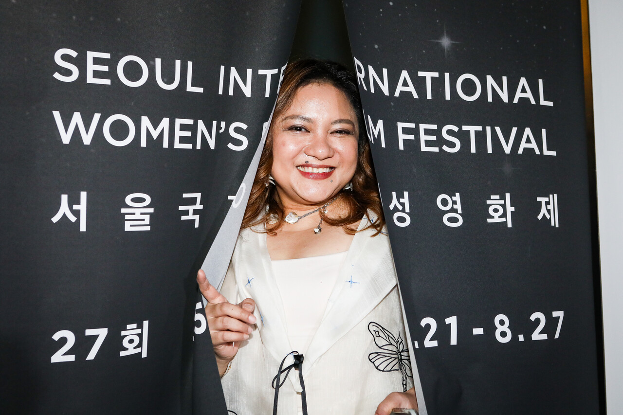 21일 서울 서대문구 신촌 메가박스에서 열린 제27회 서울국제여성영화제 개막식에서 개막작 '선샤인'의 감독인 앙투아네트 하다오네 감독이 영화제의 커튼을 열고 미소를 짓고 있다. ⓒ손상민 사진기자