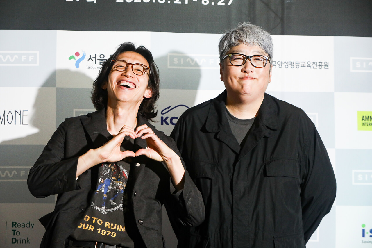 21일 서울 서대문구 신촌 메가박스에서 열린 제27회 서울국제여성영화제 개막식 '퍼플카펫'에서 봉태규 배우(왼쪽)와 변영주 감독(오른쪽)이 촬영을 위해 포즈를 취하고 있다. ⓒ손상민 사진기자