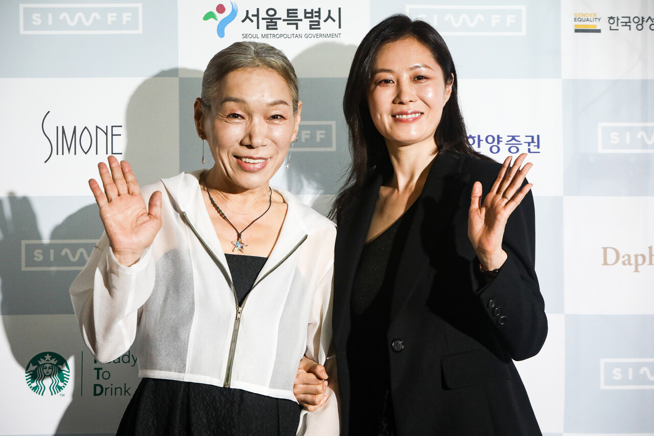 21일 서울 서대문구 신촌 메가박스에서 열린 제27회 서울국제여성영화제 개막식 '퍼플카펫'에서 이향란 배우(왼쪽)와 문소리 배우(오른쪽)가 촬영을 위해 포즈를 취하고 있다. ⓒ손상민 사진기자