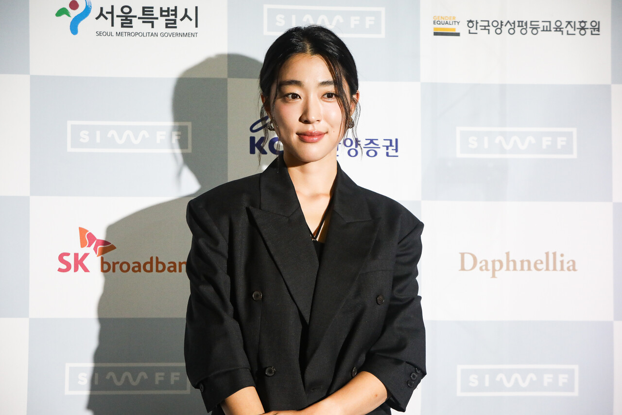 21일 서울 서대문구 신촌 메가박스에서 열린 제27회 서울국제여성영화제 개막식 '퍼플카펫'에서 27회 시우프스타 최성은 배우가 촬영을 위해 포즈를 취하고 있다. ⓒ손상민 사진기자