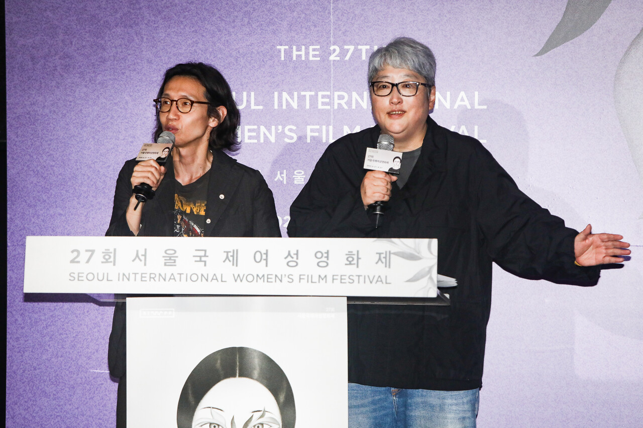 21일 서울 서대문구 신촌 메가박스에서 열린 제27회 서울국제여성영화제 개막식에서 봉태규 배우(왼쪽)과 변영주 감독(오른쪽)이 사회를 보고 있다. ⓒ손상민 사진기자