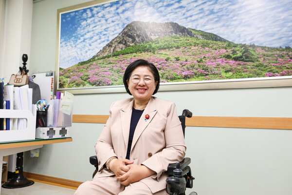 중증장애인이라는 한계를 딛고 전국 최초로 지역구에서 당선된 여성 정치인 김경미 제주도의원(행정자치위원회, 제주시 삼양·봉개동)은 “정치는 가장 강력한 무기”라고 말한다. ⓒ손상민 사진기자