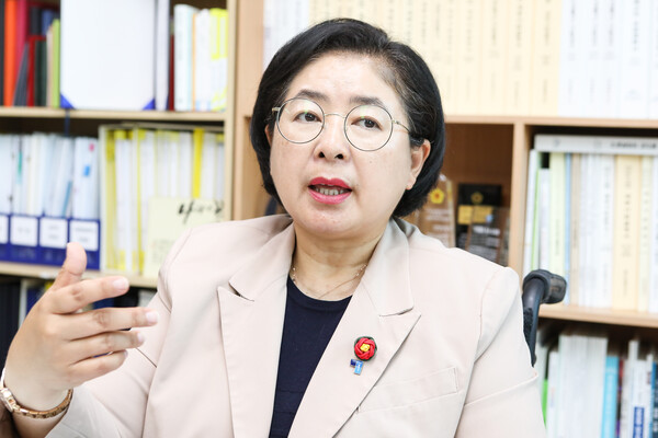 김 의원은 자신의 인생사가 마치 모든 장애인이 노력만 하면 극복할 수 있다는 식의 ‘노력 신화’로 소비되는 것을 경계한다. “나 같은 사람이 더는 나오지 않아야 한다는 것이 제 정치의 출발점이자 목표”라고 말한다. ⓒ손상민 사진기자