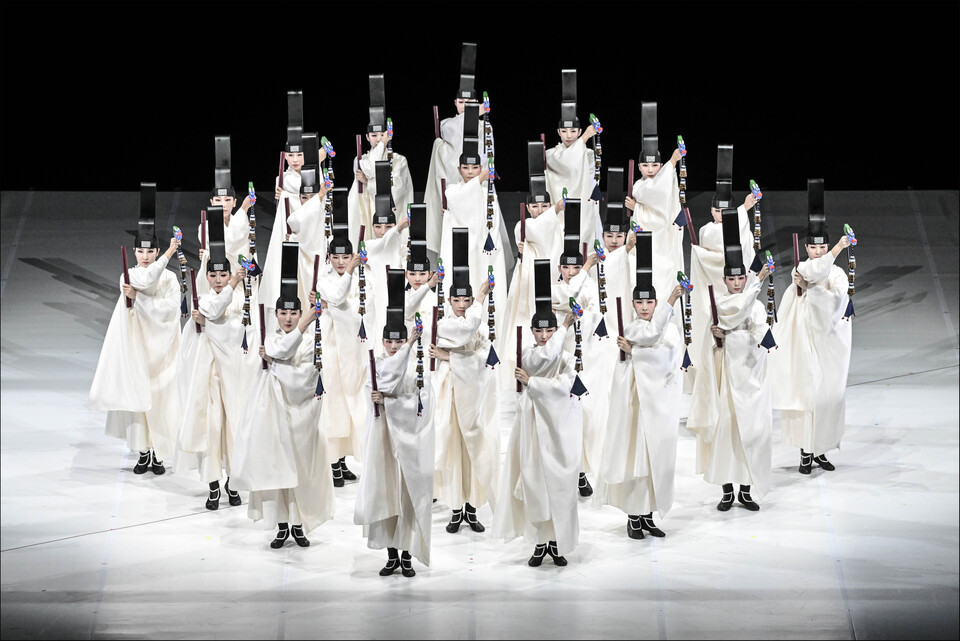 서울시무용단 ‘일무’ 1막 ‘일무연구’의 한 장면. ⓒ서울시무용단 제공