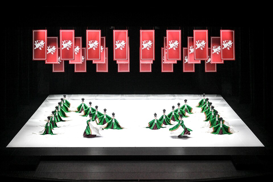 서울시무용단 ‘일무’ 2막 ‘궁중무연구’의 한 장면. ⓒ서울시무용단 제공