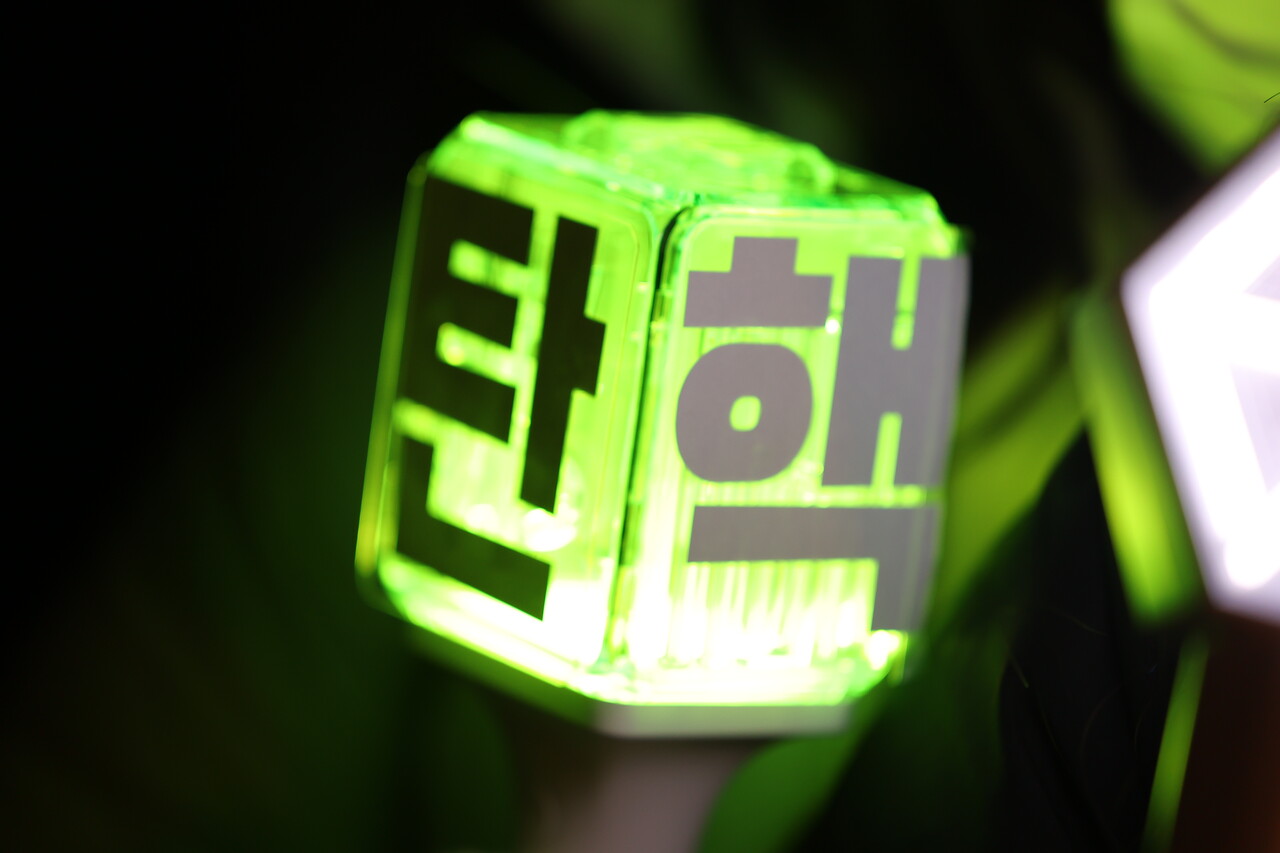 윤석열 대통령 탄핵소추안이 가결된 2024년 12월 14일 서울 여의도 국회 앞에서 열린 촛불집회에서 시민들이 형형색색 응원봉을 들고 함께하고 있다. ⓒ연합뉴스