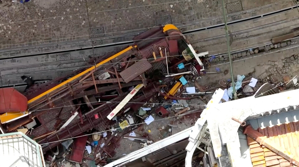 지난 3일(현지시각) 포르투갈 리스본의 글로리아 푸니쿨라 전차가 선로를 이탈해 17명이 숨졌다. ⓒ로이터 연합뉴스