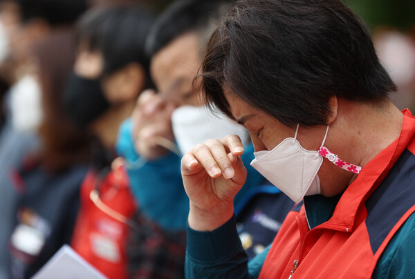 2021년 4월 27일 중구 국가인권위원회 앞에서 전국요양서비스노동조합 주최로 열린 요양노동자 노동현장 고발 기자회견에서 폭언, 폭행 피해를 입은 요양보호사가 증언을 하던 중 눈물을 흘리고 있다. ⓒ연합뉴스