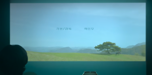 인우는 중호와의 협상 자리에서 한발 늦게나마 오리지널 버전의 상영을 얻어낸다. ⓒ넷플릭스 제공