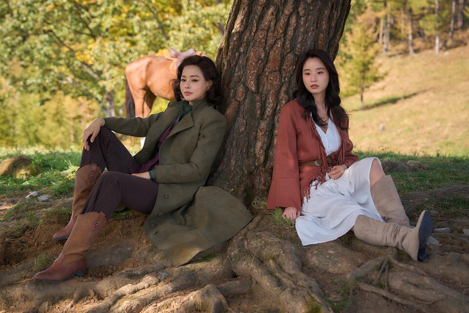 넷플릭스 시리즈 '애마'는 “벗기려고만 하는 시대, 화끈하게 뒤집는다”는 캐치프레이즈처럼 당시 충무로에 뿌리 깊게 자리 잡은 남성 권력의 구조를 드러내는 동시에, 그 권력에 맞서 목소리를 내는 여성 주체의 서사를 새롭게 구성한다. ⓒ넷플릭스 제공