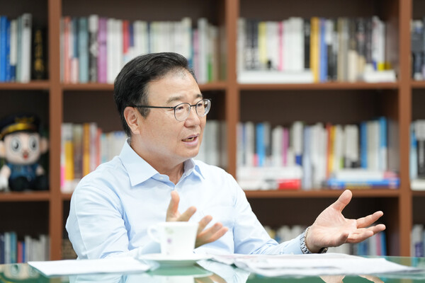 여성신문은 지난 4일 구청장실에서 류 구청장을 만나, 중랑구가 추구하는 변화와 그 구체적인 실현 과정을 직접 들었다. ⓒ중랑구