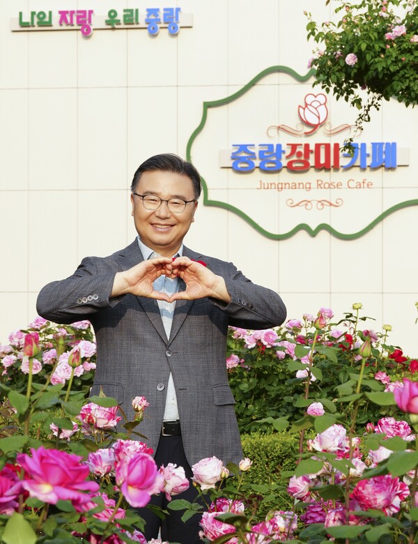 문화공간이자 휴식처인 중랑장미카페 앞에서 포즈를 취하고 있는 류경기 중랑구청장.  ⓒ중랑구