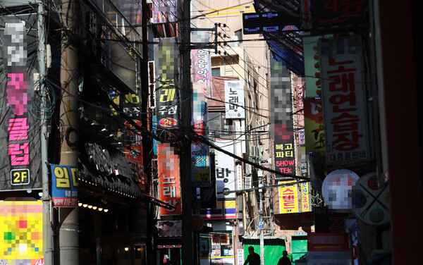 부산의 한 유흥주점 밀집거리. ⓒ연합뉴스