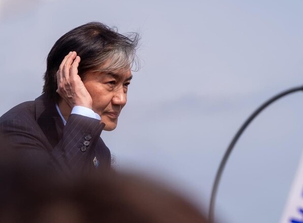 조국혁신당 지도부가 당내 성폭력 사건으로  총사퇴한 가운데, 조국 비상대책위원장이 지난 7일  손에 귀를 대 경청하는 듯한 모습으로 페이스북 프로필 사진을 변경해 출소 후 된장찌개 사진 SNS 게재에 이어 또 다시 논란을 불러 일으켰다. ⓒ조국 페이스북