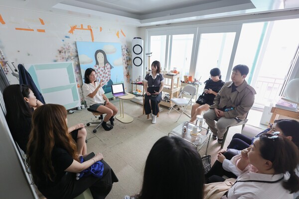 ‘부산 이미지 작가 작업실에 모인 미술여행’ 프로그램 참가자들. ⓒ예술경영지원센터 제공