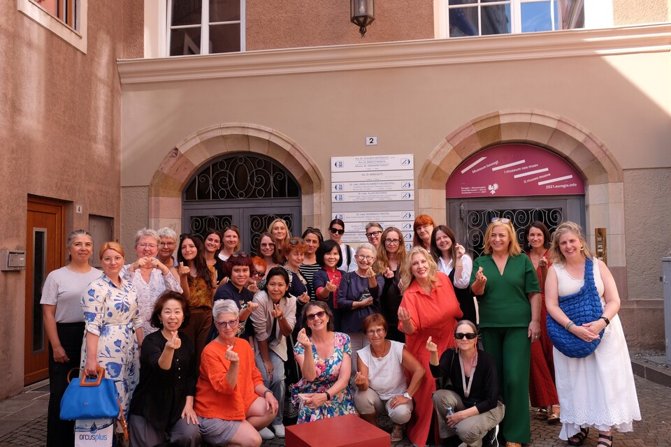 메라노 여성박물관 입구에 모인 제7차 세계여성박물관대회 참가자들. ⓒ기계형 관장