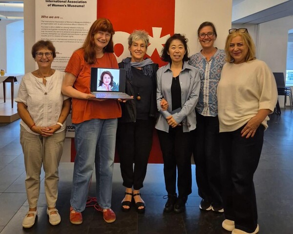제7차 세계여성박물관대회에서 새롭게 선출된 국제여성박물관협회 이사회 임원. 협회사무국의 시그리드 프레이더(이탈리아), 그리고 신임 이사 프랜저 가비(독일, 회장), 마르타 오르티스 소트레스(멕시코), 엘사 발라우리(알바니아), 기계형(한국), 모나 홀름(노르웨이. 부회장), 그리고 스테파니아 소라페라(오스트리아). ⓒ기계형 관장