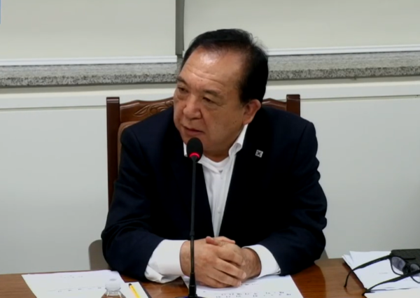 제주도의회 보건복지안전위원회 회의에서 이정엽 제주도의원(국민의힘, 서귀포시 대륜동)이 성평등여성정책관에게 공식 사과하는 모습.  ⓒ제주도의회 인터넷 방송 갈무리