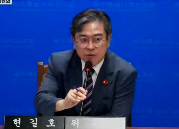 현길호 보건복지안전위원장이 이정엽 의원의 부적절한 발언에 대해 성평등여성정책관에게 별도의 발언 기회를 부여하고 있는 모습. ⓒ제주도의회 인터넷 방송 갈무리