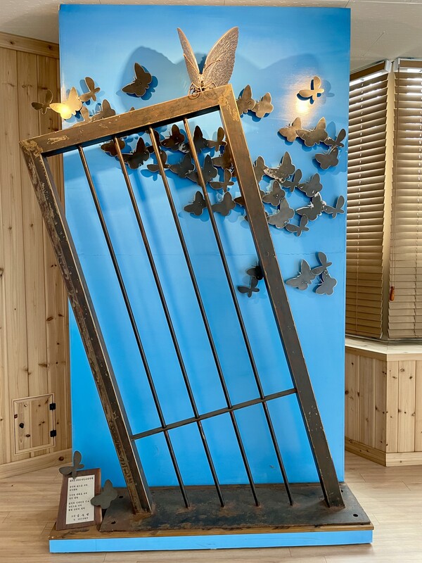 김두성 작가가 2015년 만든 ‘개복동2002 기억. 나비자리’ 조형물. 쇠창살 위에 앉은 나비를 형상화했다. 본래 군산 개복동 성매매업소 화재 참사 현장에 설치하려 했으나 무산돼 2025년 현재 전북 전주시 전북여성인권지원센터에 전시돼 있다. ⓒ이세아 기자