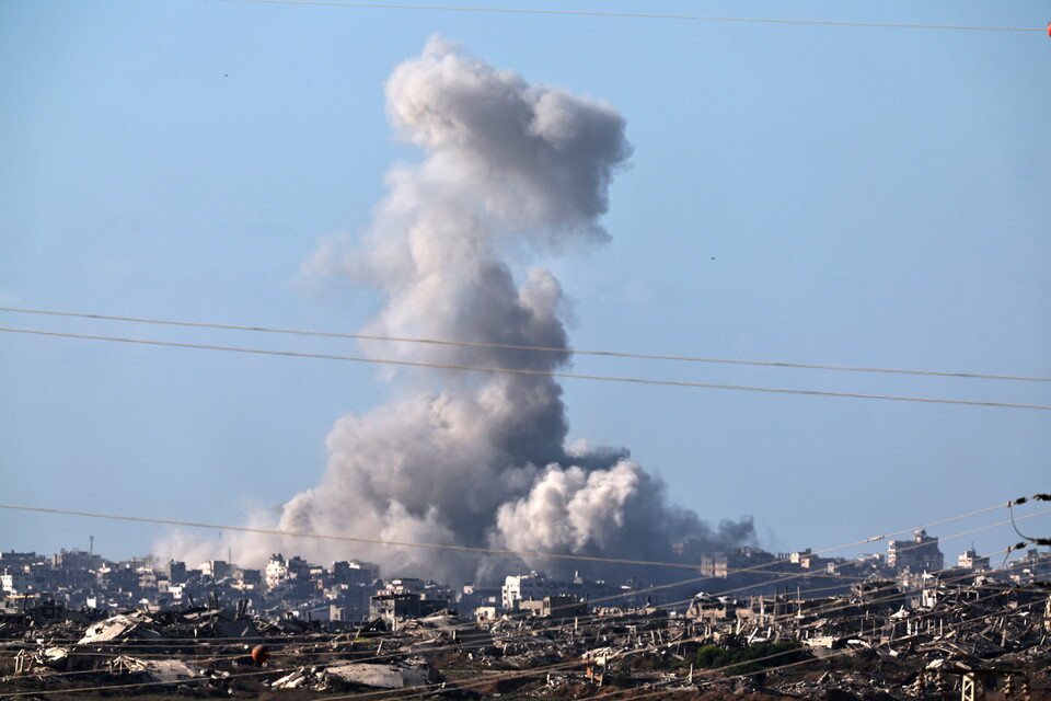 이스라엘군이 가자시티 지상작전을 시작한 16일(현지시각) 폐허가 된 가지지구 북부에서 연기가 치솟고 있다 ⓒEPA 연합뉴스