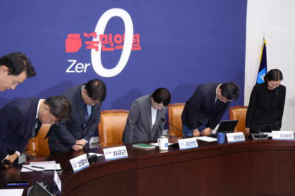 조국혁신당 김선민 당 대표 권한대행을 비롯한 소속 의원들이 5일 국회에서 열린 현안 관련 기자간담회에서 당내 성비위 사건과 관련해 고개숙여 사과하고 있다. ⓒ연합뉴스