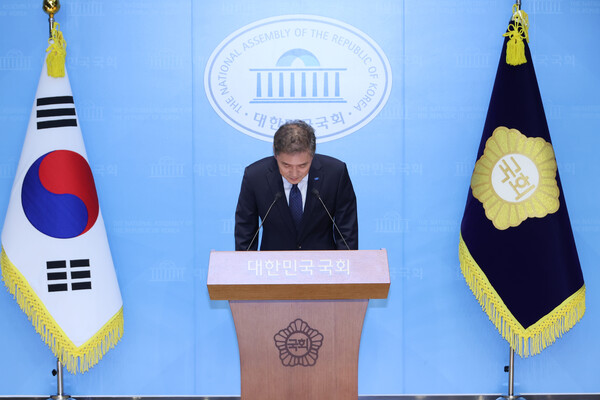 조국혁신당 황현선 사무총장이 7일 서울 여의도 국회 소통관에서 사퇴 의사를 밝히며 인사하고 있다.  ⓒ연합뉴스
