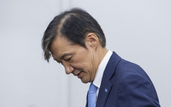 조국혁신당 조국 비상대책위원장이 17일 서울 여의도 국회에서 열린 '끝까지 간다' 특별위원회 회의에 입장하고 있다.  ⓒ연합뉴스