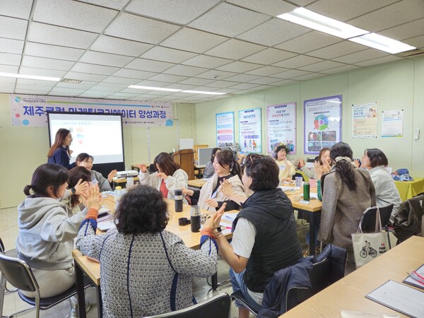 제주도와 한라여성새로일하기센터가 지난 4월~6월 진행한 ‘제주로컬 마케팅 크리에이터 양성과정’ 현장. ⓒ 한라여성새로일하기센터 제공