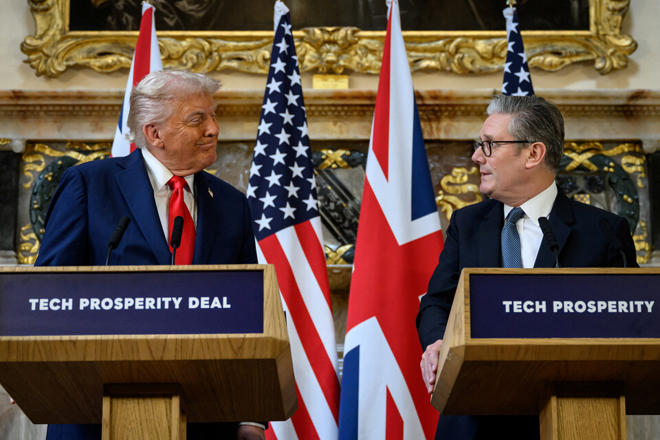 영국을 국빈 방문 중인 도널드 트럼프 미국 대통령과 키어 스타머 영국 총리가18일(현지시각) 버킹엄셔의 총리 별장 체커스에서 정상회담 후 연 공동 기자회견을 하고 있다. ⓒ로이터 연합뉴스