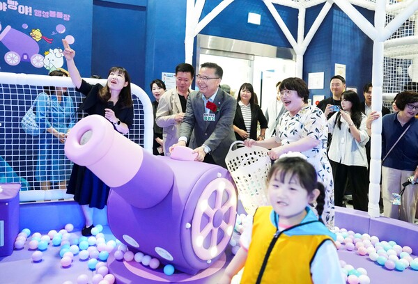 중랑 실내놀이터에 있는 류경기 중랑구청장. ⓒ중랑구