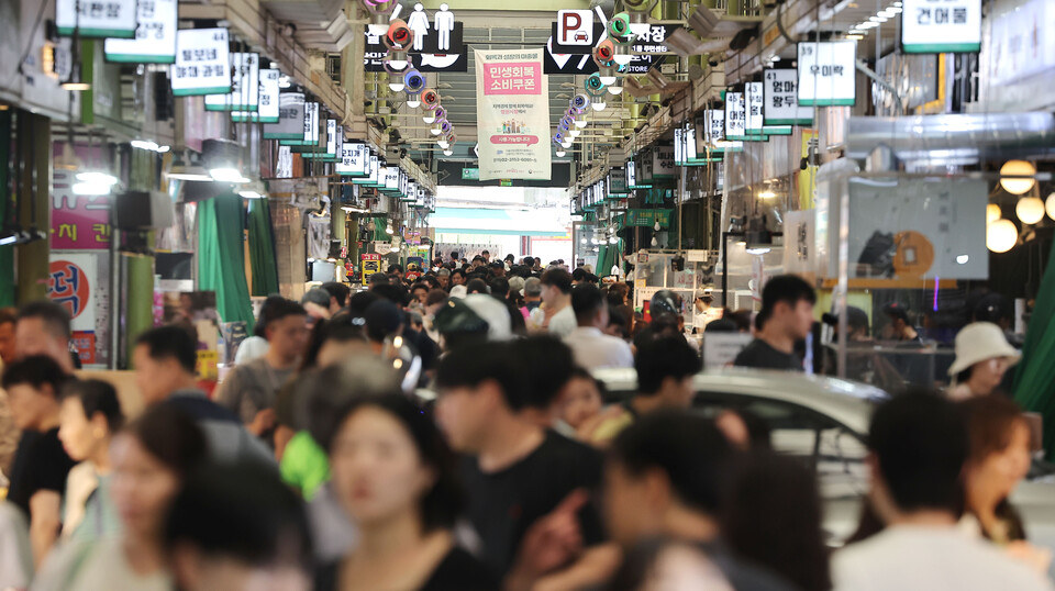 정부의 민생 회복 소비쿠폰 발행 한 달이 지난 가운데 24일 서울 마포구 망원시장에 쿠폰 홍보 안내문이 부착되어 있다. ⓒ연합뉴스