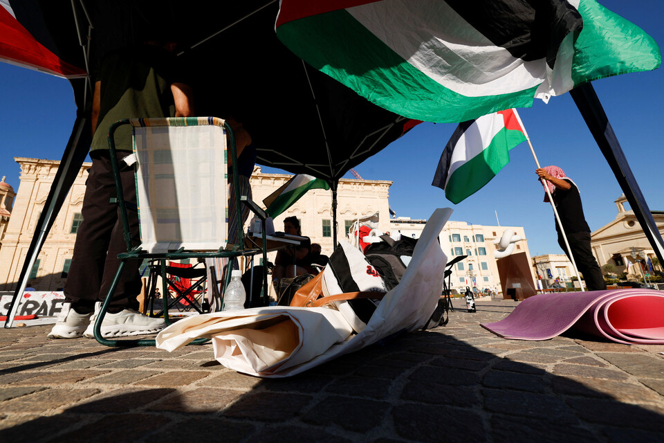 21일(현지시각) 몰타 총리실 밖에서 열린 친팔레스타인 시위. 몰타는 팔레스타인을 국가로 공식 인정할 계획이라고 밝혔다. ⓒ로이터 연합뉴스