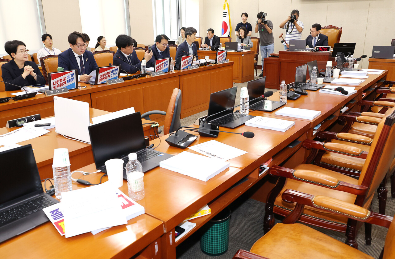 22일 서울 여의도 국회에서 열린 행정안전위원회 전체회의에서 국민의힘 의원들이 정부조직법 일부개정안 의결을 앞두고 퇴장한 가운데 신정훈 위원장이 개정안 통과를 선포하고 있다. ⓒ연합뉴스