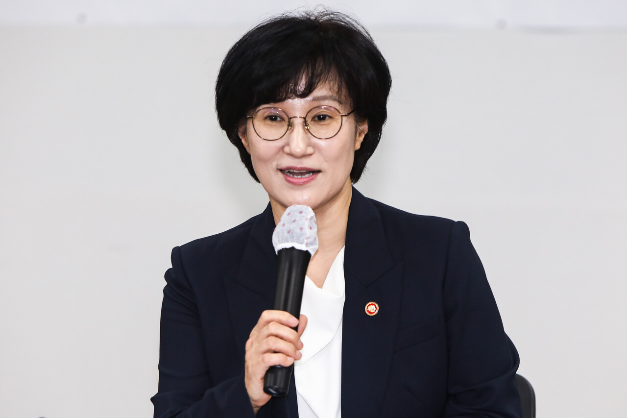 민주사회를 위한 변호사모임에서 성매매 방지팀장을 지냈던 원민경 변호사가 여성가족부 장관에 취임한 올해, 여가부는 4년 만에 성매매 추방 주간 보도자료를 냈다. 사진은 원민경 여성가족부 장관이 11일 중앙디지털성범죄피해자지원센터를 방문해 모두발언을 하고 있는 모습. ⓒ손상민 사진기자