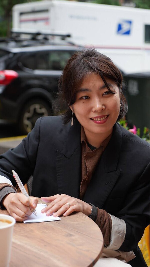 최한별 한국장애포럼 사무국장이 지난 6월 전국장애인차별철폐연대 “북미AA(Against Ableism, 장애차별철폐) 특사단” 북미 투쟁 중 해외 단체와 간담회 통역을 하고 있다. ⓒ장호경