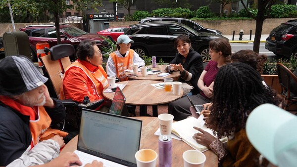 최한별 한국장애포럼 사무국장이 지난 6월 전국장애인차별철폐연대 “북미AA(Against Ableism, 장애차별철폐) 특사단” 북미 투쟁 중 해외 단체와 간담회 통역을 하고 있다. ⓒ장호경