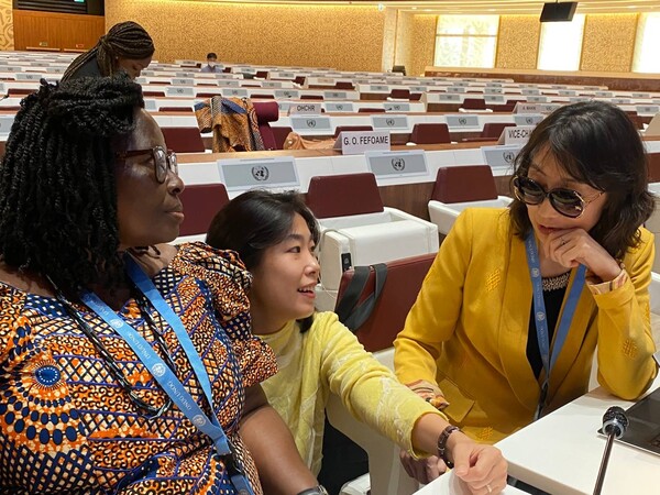 최한별 한국장애포럼 사무국장이 2022년 8월 제네바 유엔 본부에서 열린 유엔장애인권리협약(CRPD) 한국 정부 2·3차 심의회의에서 한국 담당 위원들과 대화하고 있다.ⓒ최한별