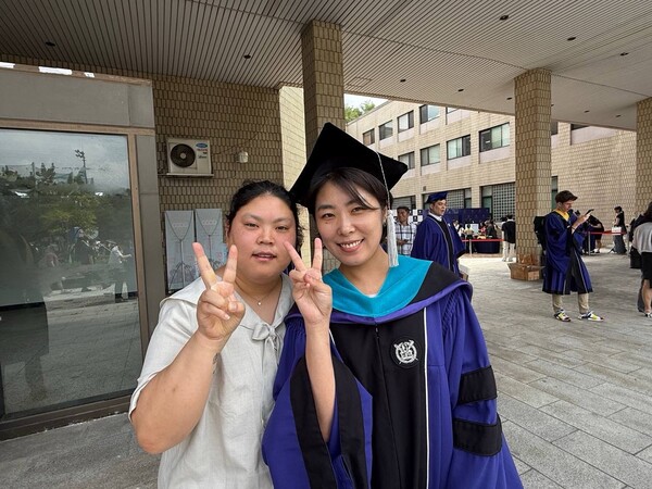최한별 한국장애포럼 사무국장이 지난 8월 서울대 행정대학원 석사과정 졸업식에서 논문에 도움을 준 피플퍼스트 서울센터 박경인 활동가와 함께 기념사진을 촬영하고 있다. ⓒ최한별