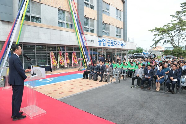 해남군에 농업 노동자들이 단기 거주할 수 있는 기숙사가 건립됐다. 전국 최초 사례로 꼽힌다. 부지면적 2374㎡, 연면적 1771㎡ 규모의 3층 건물로, 2인실 34실과 4인실 6실 등 총 40인실, 최대 92명이 생활할 수 있다.  ⓒ해남군