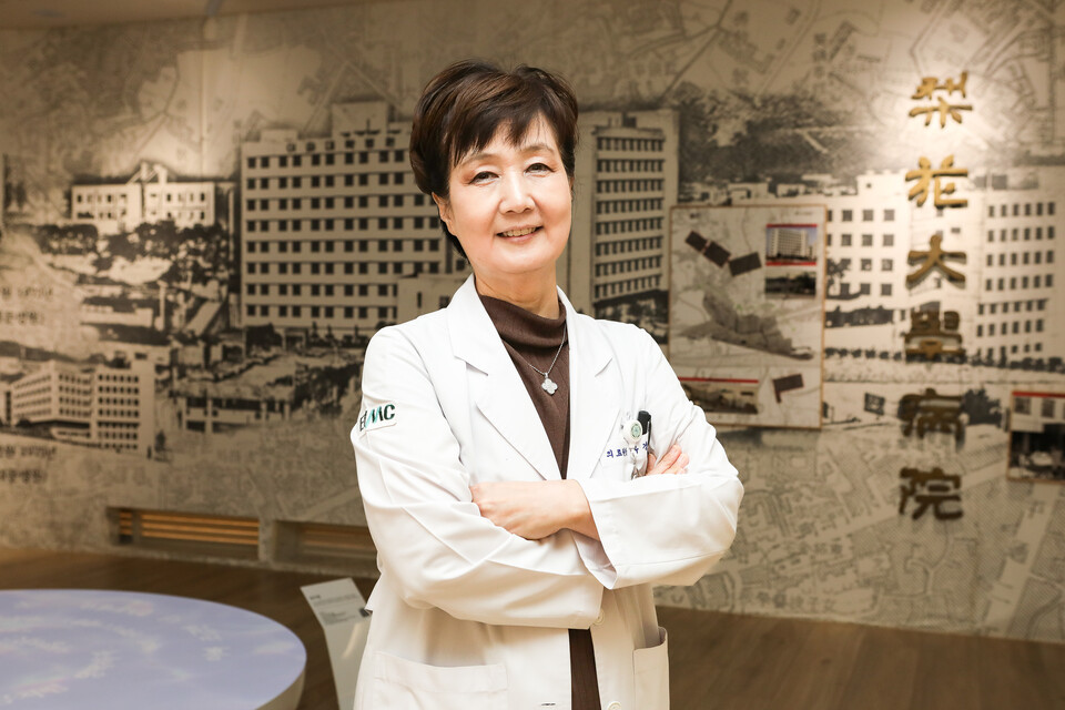 이대서울병원 지하 1층에 마련된 동대문 역사 라운지에 선 유경하 원장. ⓒ손상민 사진기