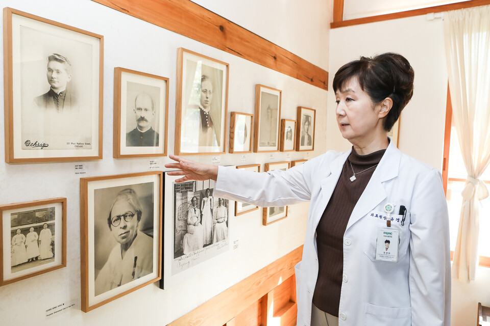 유경하 의료원장이 보구녀관 내부를 소개하는 모습. 보구녀관은 가장 낮은 곳에서 소외된 여성을 위해 시작한 섬김과 나눔이라는 설립 정신이 깃든 공간이다. ⓒ손상민 사진기자