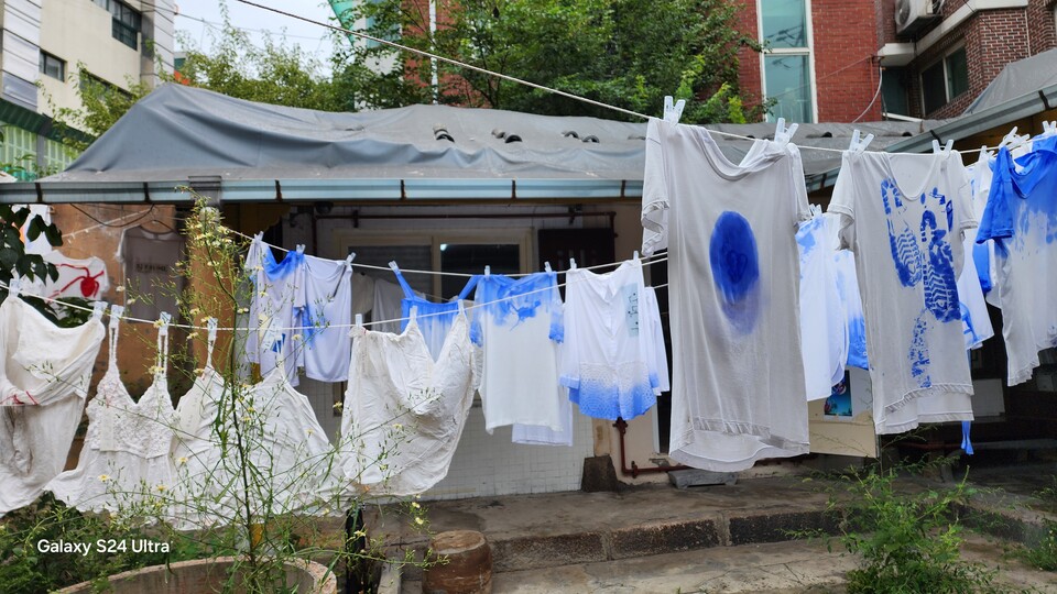 여자들이 모여있다. 과거와 현재 너와 나를 걸쳐놓고. ⓒ바람 작가