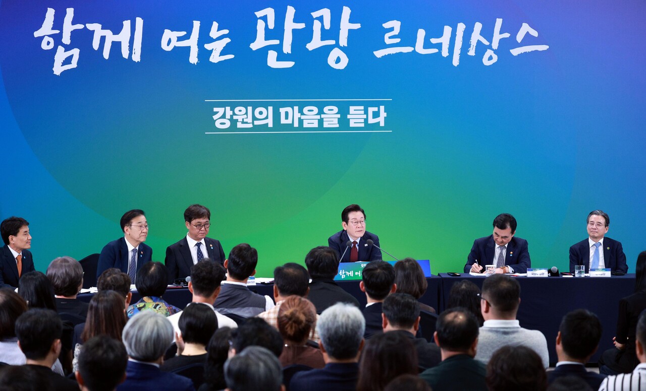 이재명 대통령이 9월 12일 강원도 춘천시 강원창작개발센터에서 지역 토론회 '강원의 마음을 듣다' 타운홀 미팅을 하고 있다.  ⓒ대통령실통신사진기자단(연합뉴스)