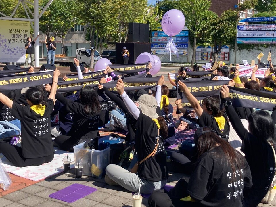 지난 23일 전북 군산 구시청광장에서 열린 ‘2025년 반성착취 여성인권공동행동 민들레순례단 20년 기념 추모문화제’ 현장. ⓒ 성매매문제해결을위한전국연대 제공